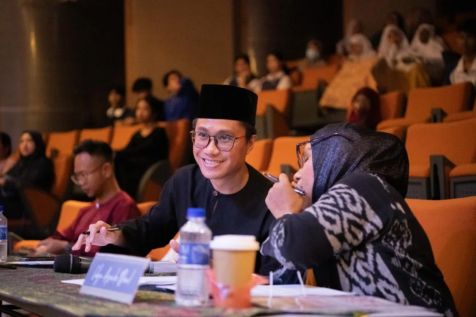 Guru prasekolah, Encik Shahril Samri (kiri) dan Pakar Kanan Rekaan Media Untuk Pembelajaran Kementerian Pendidikan (MOE), Cikgu Asnida Daud, selaku panel juri bagi acara Sayembara Bisikan Pena 2024.