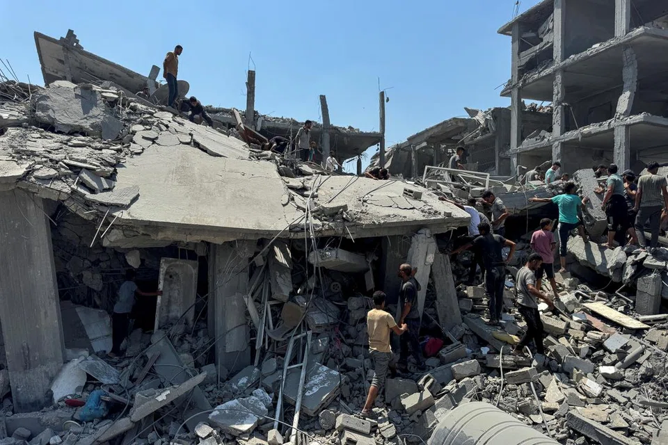 Penduduk Palestin meninjau kemusnahan ke atas bangunan ekoran serangan tentera udara Israel di Khan Younis, selatan Gaza, pada 27 Ogos.