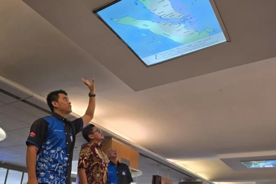 Encik Ajmal Ahmad Shahrom membawa pelancong melawat Galeri Sejarah di Kota Iskandar. Beliau berkata  pemandu pelancong perlu menyesuaikan diri dengan mengenal pasti bidang kepakaran masing-masing seperti sejarah, seni bina, warisan dan alam semula jadi.