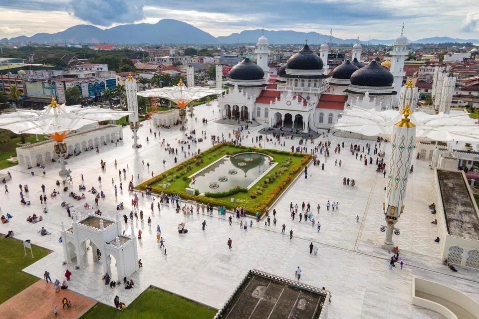 Orang ramai berkunjung ke Masjid Raya Baiturrahman di Banda Aceh pada Januari 2025.