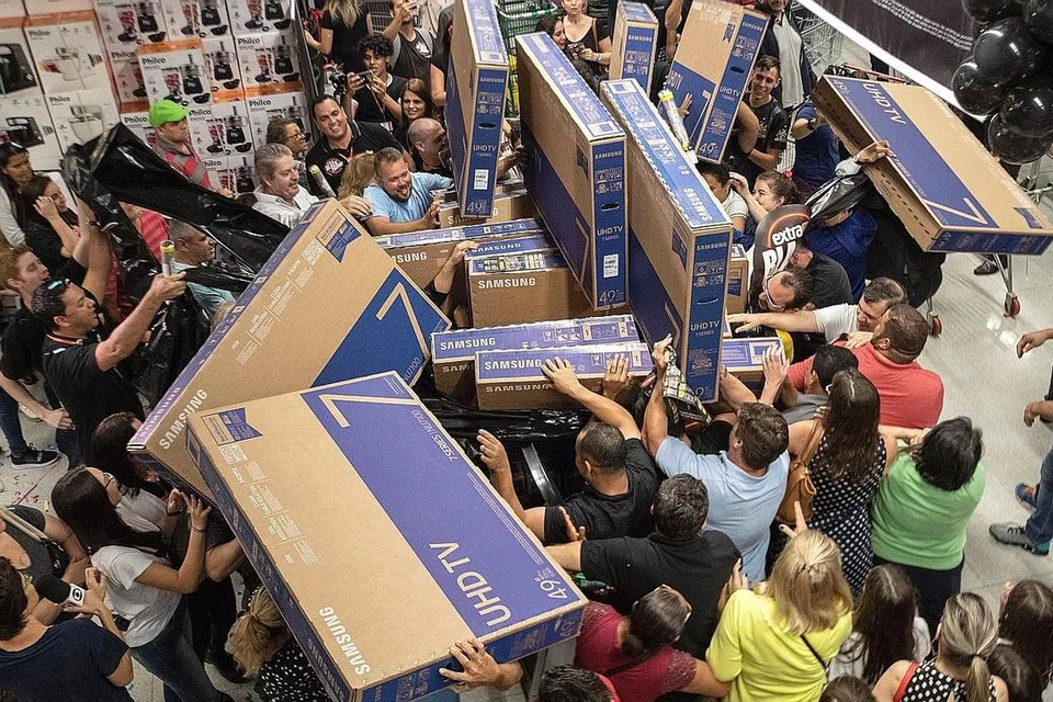 REBUT TV: Pelanggan berebut-rebut membeli televisyen di sebuah pasar raya di Sao Paulo, Brazil sempena jualan Black Friday, yang lazimnya menandakan permulaan musim beli-belah bagi Hari Natal. - Foto EPA-EFE 