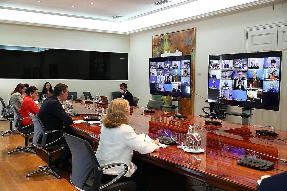 BINCANG RANCAKKAN EKONOMI: Perwakilan IMF, Bank Dunia dan pemimpin Sepanyol serta negara Latin Amerika sedang melakukan sidang video di Madrid. - Foto AFP