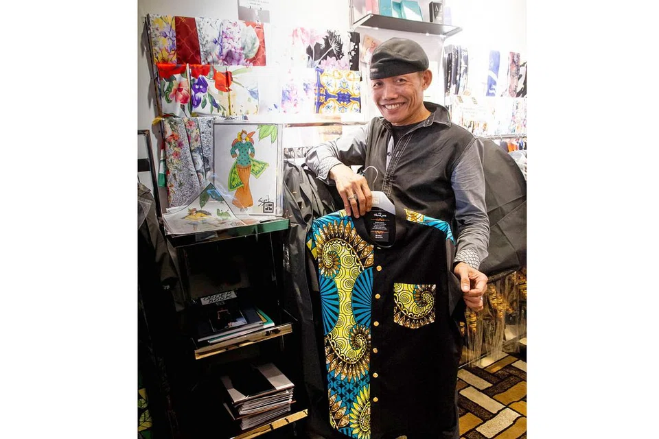 SUNTIK KESEGARAN PADA BAND LEGENDA: Encik Yusuf Surip, yang bertugas di butik Kuala Lumpur, kembali ke Singapura dan kini menggalas amanah mencipta pakaian rasmi bagi konsert ulang tahun ke-45 Black Dog Bone pada 6 November ini. - Foto BH oleh RABIATUL ADAWIYYAH SALEH
