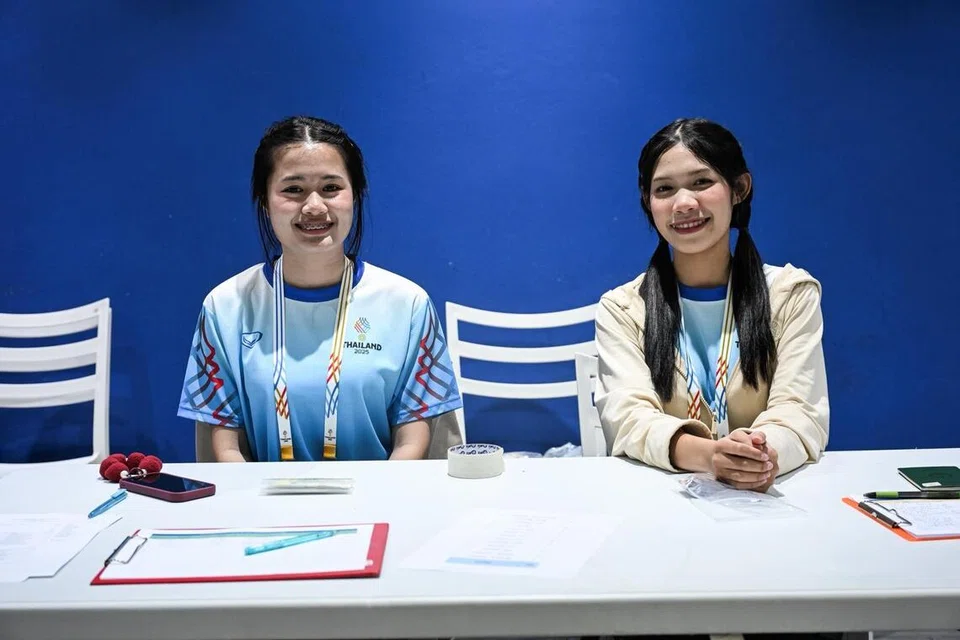 Mahasiswi Universiti Srinakharinwirot (dari kiri) Jaree dan Film yang merupakan antara ribuan relawan yang membantu menjayakan Sukan SEA 2025 di Thailand.