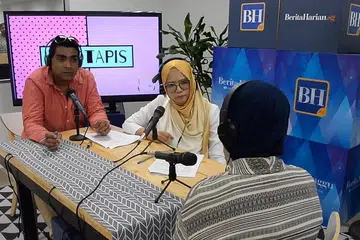 KESAL: Cik Suhaila (paling kanan) mengongsi rasa kesalnya terjebak dengan dadah apabila mengandung anak pertama. Bekas penagih dadah ini menceritakan kisah silamnya bersama hos #NoTapis, Syah Ibrahim dan Shahida Sarhid. - Foto BM oleh SITI AISYAH NORDIN