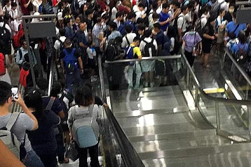 SESAK DI STESEN: Penumpang terpaksa menempuh kesesakan di stesen MRT Punggol pagi semalam dek kerosakan kuasa di laluan North East (NEL). - Foto INTERNET