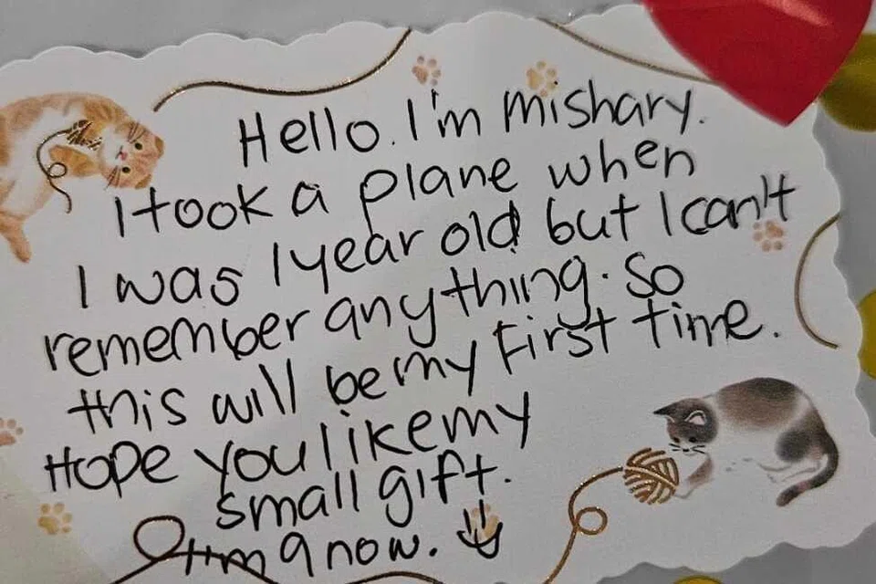 Nota yang ditulis Mishary selepas hampir tujuh tahun tidak menaiki kapal terbang dilengkapi dengan snek dan pek tisu kecil yang diberikan kepada seramai 15 kru kabin.