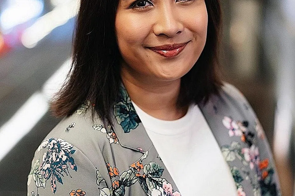 SUMBANG TENAGA: Cik Nadia (kanan), 30 tahun, meluangkan masa untuk menyumbang tenaga mengagihkan makanan di inisiatif SG Buka Puasa semasa Ramadan yang baru berlalu. - Foto ihsan NADIA AHMAD SAMDIN