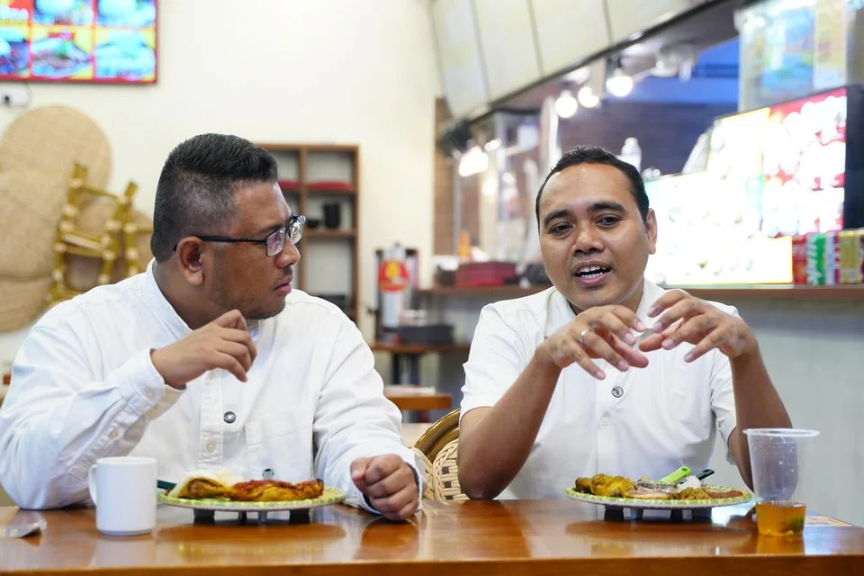 Anggota Parlimen (AP) GRC Chua Chu Kang, Encik Zhulkarnain Abdul Rahim (kanan) berkongsi rancangan untuk merancakkan lagi suasana di Keat Hong pada masa hadapan dalam wawancara dengan Koresponden Berita Harian, Encik Anwar Saleh 