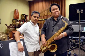 SEBATI DENGAN JIWA: Ketua Orkestra Melayu Singapura, Encik Ibrahim Hamid (kiri) dan pemain saksofon tenor bersama OMS, Encik Jerry Murad Sulaiman, terus aktif dalam bidang muzik meskipun sudah berumur lebih 50 tahun. - Foto SHAKIR SAIFUDDIN