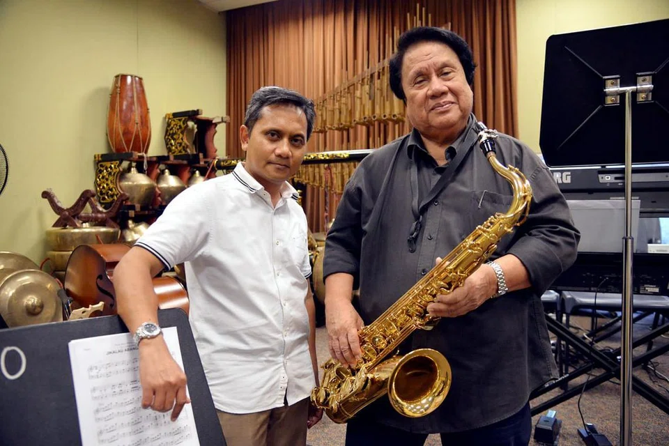 SEBATI DENGAN JIWA: Ketua Orkestra Melayu Singapura, Encik Ibrahim Hamid (kiri) dan pemain saksofon tenor bersama OMS, Encik Jerry Murad Sulaiman, terus aktif dalam bidang muzik meskipun sudah berumur lebih 50 tahun. - Foto SHAKIR SAIFUDDIN