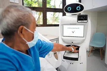 ROBOT BEKERJA: Robot bernama Florence ini sedang mengambil tanda vital seorang pesakit di sisi katil mereka. - Foto-foto BH oleh SYAMIL SAPARI