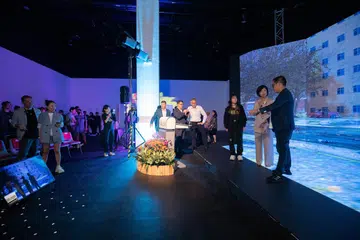 RUANG TEROKA IDEA INOVATIF: (Dari kanan) Encik Choong Chyi Kei, Ketua Pegawai Eksekutif Aux Media Group, dan Menteri Negara Kanan (Ehwal Luar merangkap Pembangunan Negara), Cik Sim Ann, meninjau ruang M:Idea Playground di Politeknik Ngee Ann pada Isnin.