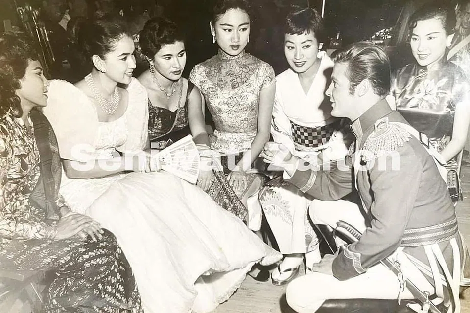 TEMUI BINTANG HOLLYWOOD: Zaiton (kiri) mewakili dunia perfileman Melayu bagi satu program duta fesyen dan budaya bersama bintang Asia lain di San Francisco selama dua tahun berturut-turut. Di sini, mereka bertemu pelakon Hollywood, Roger Moore.