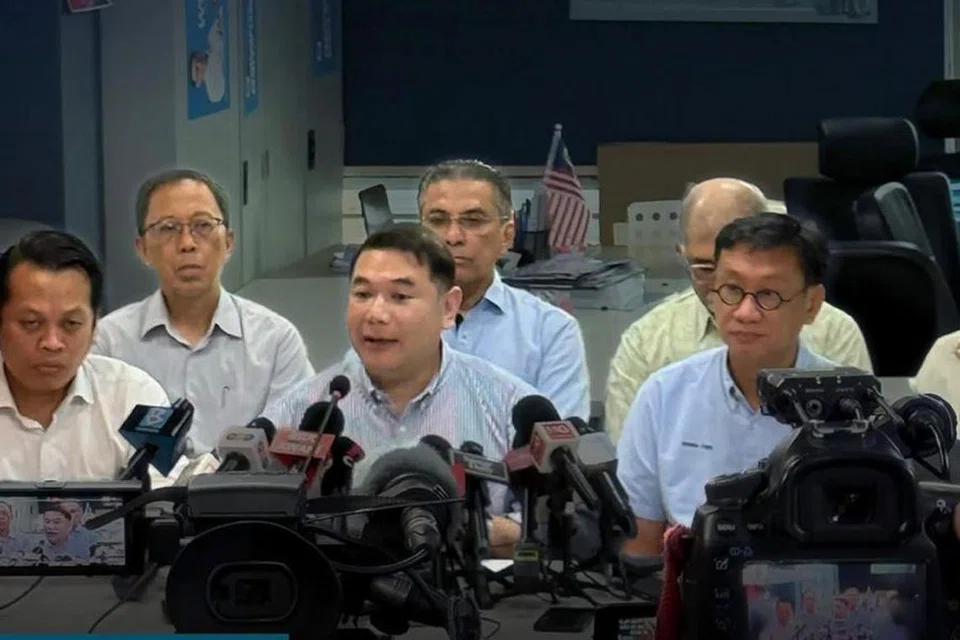 Mantan menteri Malaysia yang juga Ahli Parlimen (AP) Pandan (Kuala Lumpur), Datuk Seri Rafizi Ramli (depan, dua dari kiri), semasa sidang media bersama lapan AP kerajaan berhubung dakwaan kemelut institusi kehakiman Malaysia pada, 7 Julai.  