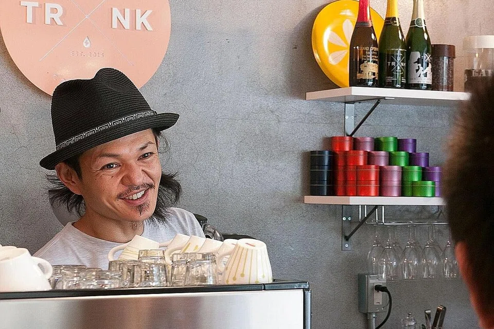 TUNJUK KEMAHIRAN: Encik Yasuo Suzuki, pemilik kafe Trunk Coffee di Nagoya, Jepun, bakal menunjukkan kaedah membru kopi di Festival Kopi Singapura 2017. - Foto TRUNK COFFEE