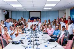 Presiden Pertubuhan Kinabalu Progresif Bersatu (Upko), Datuk Ewon Benedick (duduk di tengah), ketika mempengerusikan Mesyuarat Khas Majlis Tertinggi Upko di Ibu Pejabat Upko Penampang.