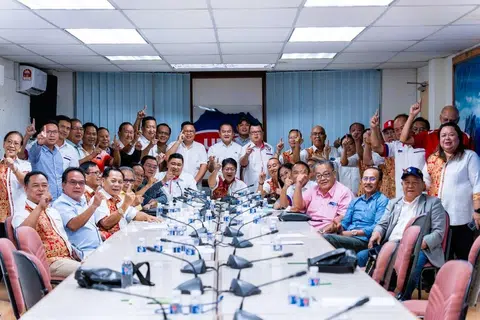 Presiden Pertubuhan Kinabalu Progresif Bersatu (Upko), Datuk Ewon Benedick (duduk di tengah), ketika mempengerusikan Mesyuarat Khas Majlis Tertinggi Upko di Ibu Pejabat Upko Penampang.