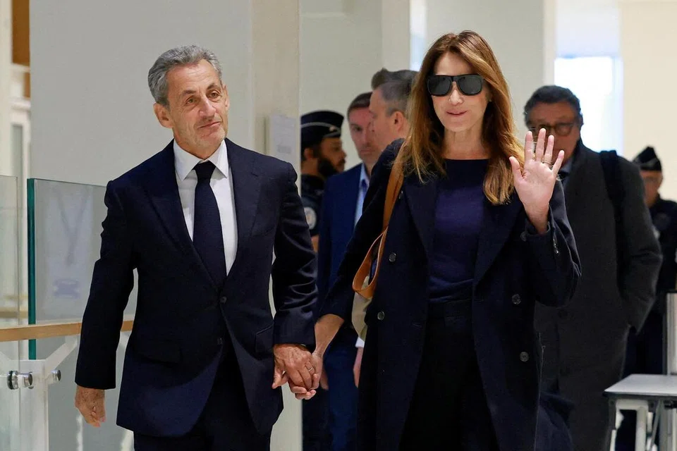 Bekas Presiden Perancis, Nicolas Sarkozy, tiba bersama isterinya, Carla Bruni-Sarkozy, untuk mendengar keputusan perbicaraannya bersama tertuduh lain atas dakwaan rasuah dan pembiayaan haram kempen pilihan raya yang dikaitkan dengan dakwaan dana Libya bagi kemenangan pilihan raya presiden 2007, di mahkamah Paris, Perancis, 25 September 2025. 