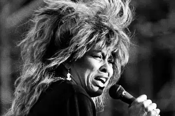 PEMERGIAN RATU ROK: Tina Turner, yang dikenali berhempas-pulas membangun kerjaya seninya selepas hidup dalam keadaan ditindas dan didera suami sendiri, meninggal dunia pada usia 83 tahun.