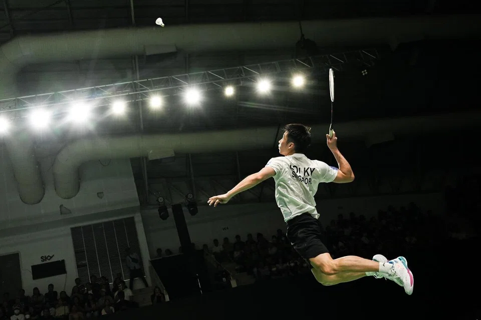 Pemain badminton Singapura, Loh Kean Yew menewaskan lawannya dari Laos,  Souksavat Xayyalath 21-8, 21-11. 