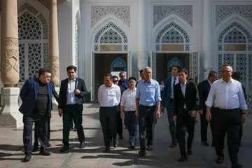 Menteri Kanan, Encik Lee Hsien Loong (tiga dari kanan),  Menteri Negara (Ehwal Luar merangkap Ehwal Dalam Negeri), Encik Zhulkarnain Abdul Rahim (tiga dari kiri), serta Anggota Parlimen (AP), Encik Foo Cexiang (empat dari kiri) melawat Kompleks Peringatan Imam Bukhari di Samarkand, Uzbekistan pada 29 Ogos.