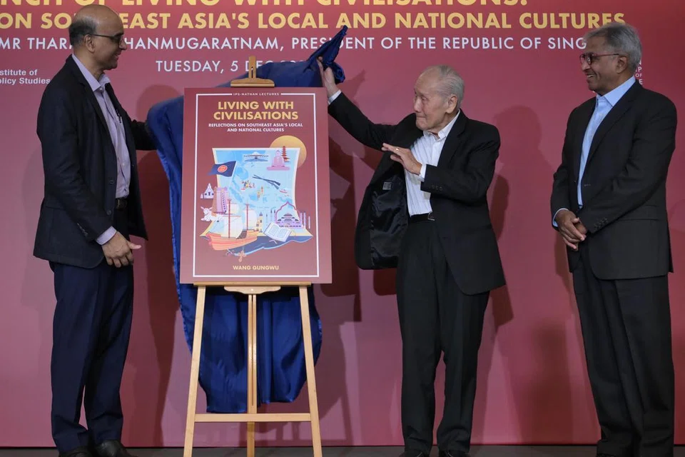 MAJLIS PELANCARAN: (Dari kiri) Presiden Tharman Shanmugaratnam, Profesor Wang Gungwu dan pengarah IPS, Encik Janadas Devan pada pelancaran buku ‘Living with Civilisations: Reflections on Southeast Asia’s Local and National Cultures’. 