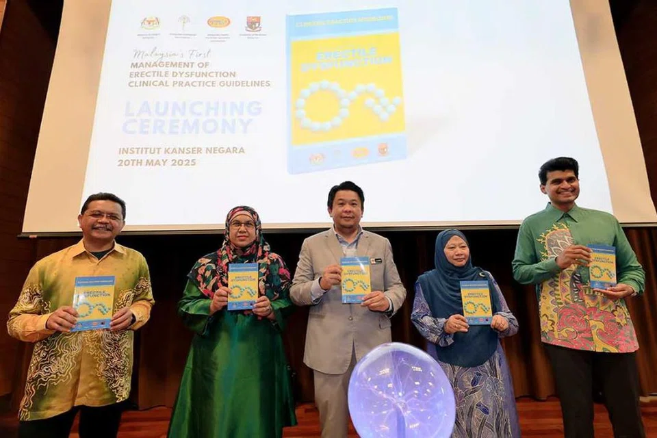 Timbalan Menteri Kesihatan Malaysia, Datuk Lukanisman Awang (tiga dari kanan), melancarkan buku ‘Clinical Practices Guideline Management of Erectile Dysfunction’ di Institut Kanser Malaysia pada 20 Mei.