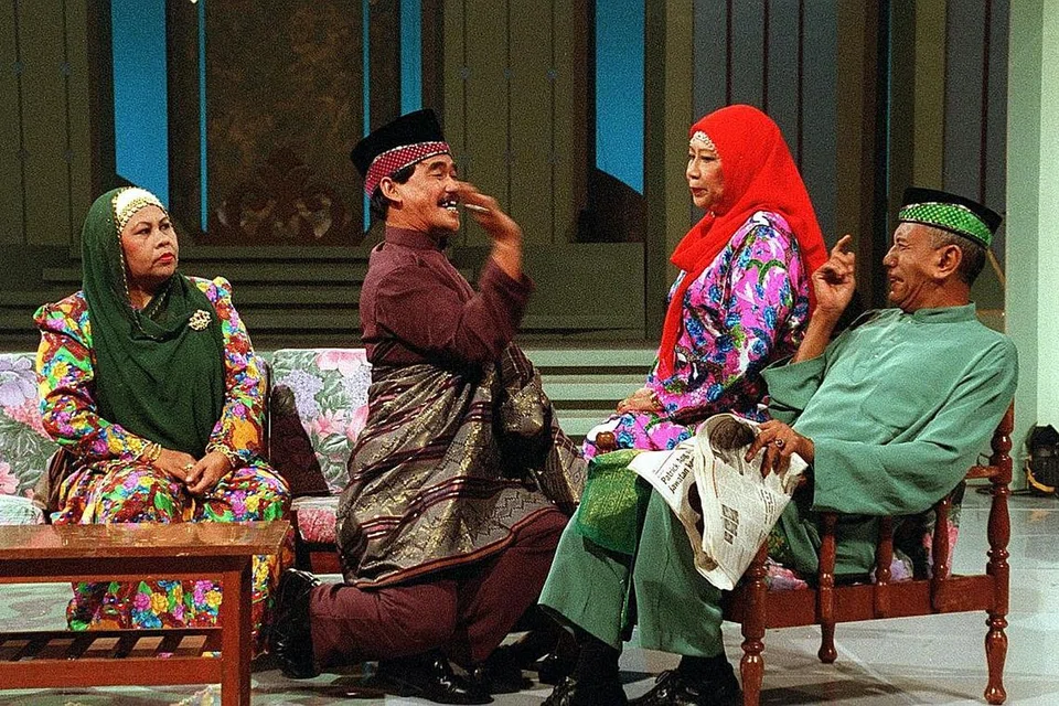 SKETSA KORBAN: (Dari kiri) Zaliha Hamid, Allahyarham Samad, J. Rosmini dan Wahid Satay beraksi dalam sketsa yang bertemakan ibadah korban. - Foto fail