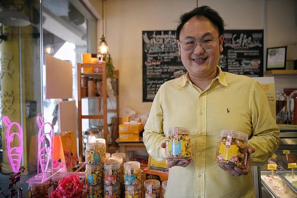 PILIHAN INKLUSIF: Encik Woo memilih membeli kuih dari kedai kek halal Butter Studio untuk dihidangkan kepada tetamu sempena Tahun Baru Cina supaya tamunya, termasuk rakan Muslim, dapat menjamunya dengan selesa. - Foto BM oleh MARK CHEONG