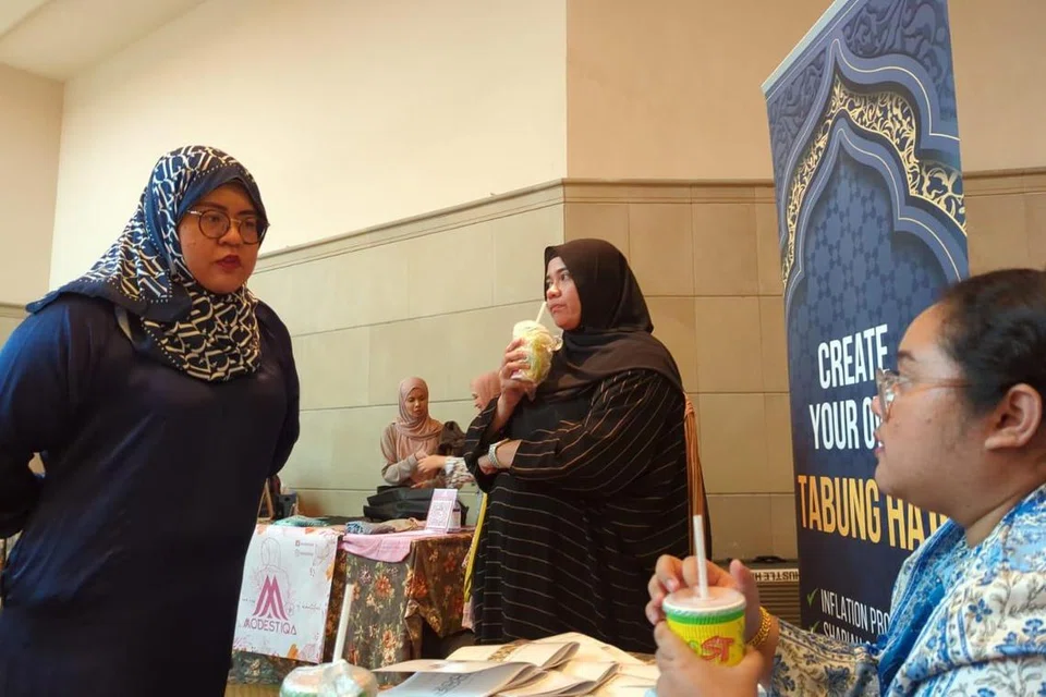 Cik Nur Fitria Rozlan (kiri) ketika membincangkan aspek pelaburan bersama rakan-rakan dalam bidang yang sama.