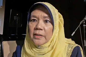 KONGSI KISAH SILAM: Sri Rahayu Sudarmaji (gambar terkini, atas) yang lebih dikenali dengan watak 'Ayu 20 Sen' dalam filem 'Bujang Lapok' (1957) dan 'Seniman Bujang Lapok' (1961), bakal membuka kisah penglibatannya sebagai bakat cilik dalam filem Melayu klasik. - Foto LAMAN YOUTUBE SYED WAFA.