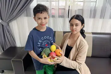 Syed Omar Aljufri Syed Mustapha, sembilan tahun, bersama ibunya, Cik Nur Insyeerah Mustafa Kamal, 35 tahun. Mereka berdua kini menerapkan cara pemakanan lebih sihat dengan saranan Rancangan Kesihatan yang diumumkan pada 21 Januari. 
