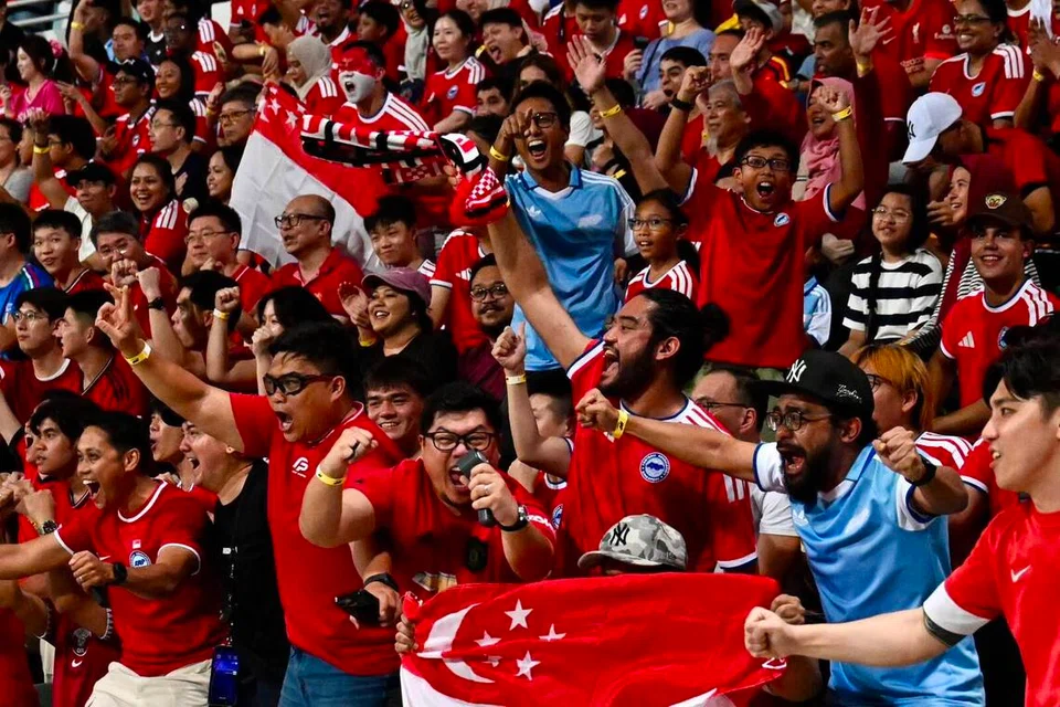 Sorakan dan sokongan padu daripada penyokong tegar Singa di Stadium Jalan Besar tidak pernah terhenti walaupun pasukan negara ketinggalan, sekali gus memberi dorongan dan semangat kepada pemain untuk terus berjuang.