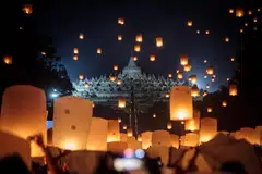 Ribuan penganut Buddha dan pengunjung melepaskan tanglung kertas ke langit malam sempena sambutan Hari Vesak 2570 Tahun Buddha di Candi Borobudur, Magelang, Jawa Tengah.