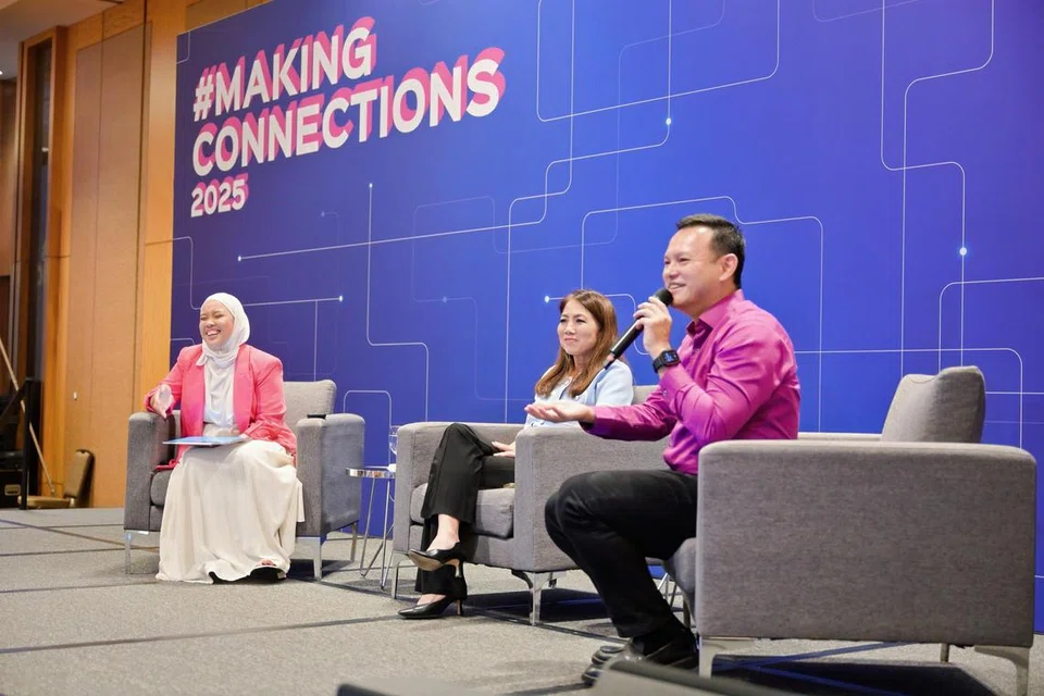 Panel perbincangan #MakingConnections, (dari kanan) Menteri Negara Kanan (Pertahanan merangkap Kemampanan dan Sekitaran), Encik Zaqy Mohamad, yang juga Pengerusi Mendaki, serta Ketua Pegawai Eksekutif (CEO) Kumpulan DBS, Cik Tan Su Shan, menjawab pertanyaan karyawan yang ingin tahu tentang banyak perkara melibatkan sektor pertumbuhan. Di kiri ialah moderator perbincangan, Cik Nana Syafiqa Robani, seorang konsultan kewangan.