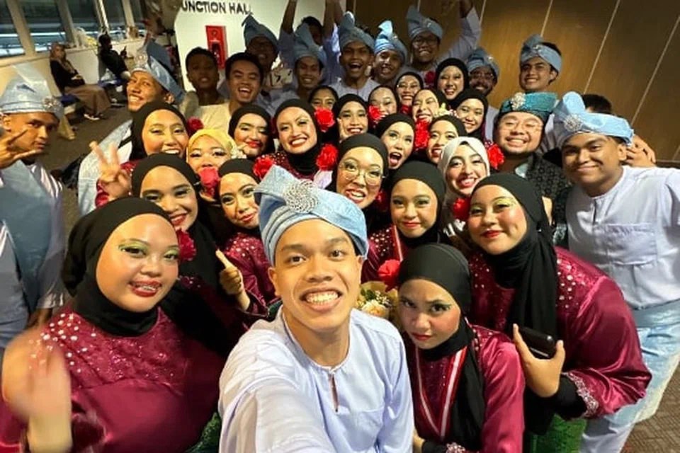 BUDAYA DILESTARIKAN: Adisiswa bersama kumpulan wanita NUS, Nuswidya, selepas pertandingan Piala Suara Serumpun. Penulis berdiri di depan, tengah.
