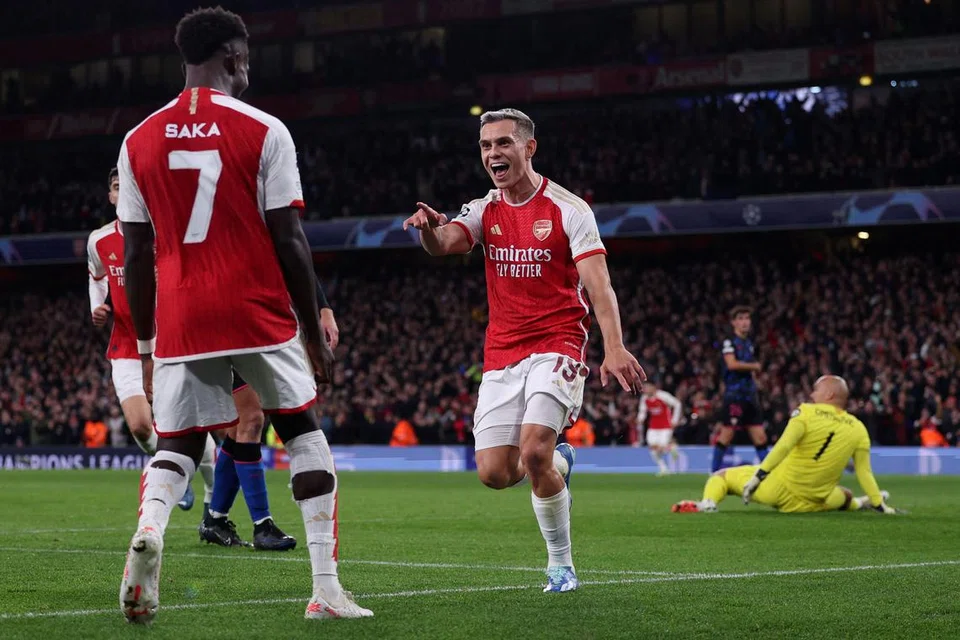 KEMBALI MENANG: Pemain Arsenal, Leandro Trossard (kanan) raikan gol pertama bersama rakan sepasukan, Bukayo Saka, dalam perlawanan Kumpulan B Liga Juara-Juara di Stadium Emirates pada Rabu. 