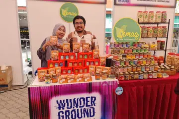 MEMANFAATKAN KERJASAMA: Pemilik Lemaq, Cik Nerita Yolanda Manhuri, dan anaknya, Encik Muhammad Adnin  Suhaimi, pengurus operasi Lemaq, memanfaatkan acara Wunderground untuk bekerjasama dengan peniaga setempat  bagi mengembangkan perniagaan.
