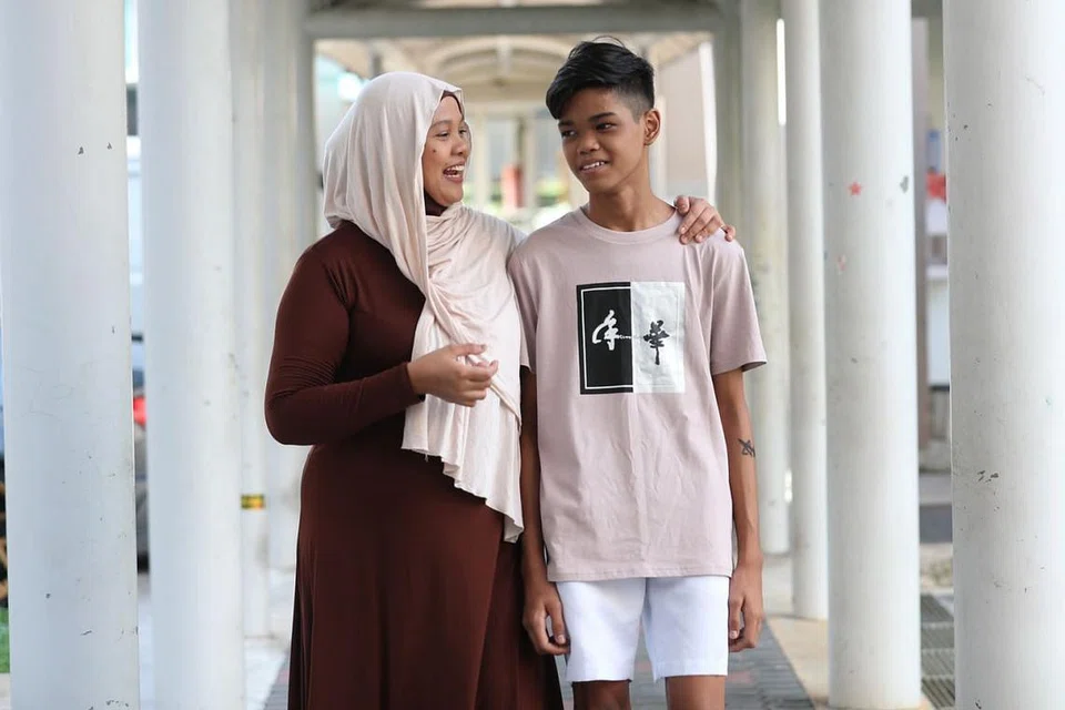 'IBU GG': Gambar atas menunjukkan Cik Suraiyah bersama anak bongsunya, Khasyir Khamis, 14 tahun. - Foto BH oleh TIMOTHY DAVID