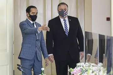 RAPATKAN HUBUNGAN: Encik Mike Pompeo (kanan) bertemu dengan Presiden Joko Widodo semasa lawatannya ke negara itu semalam. - Foto REUTERS