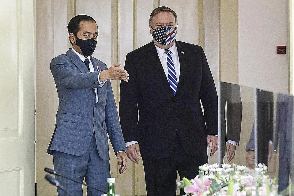 RAPATKAN HUBUNGAN: Encik Mike Pompeo (kanan) bertemu dengan Presiden Joko Widodo semasa lawatannya ke negara itu semalam. - Foto REUTERS