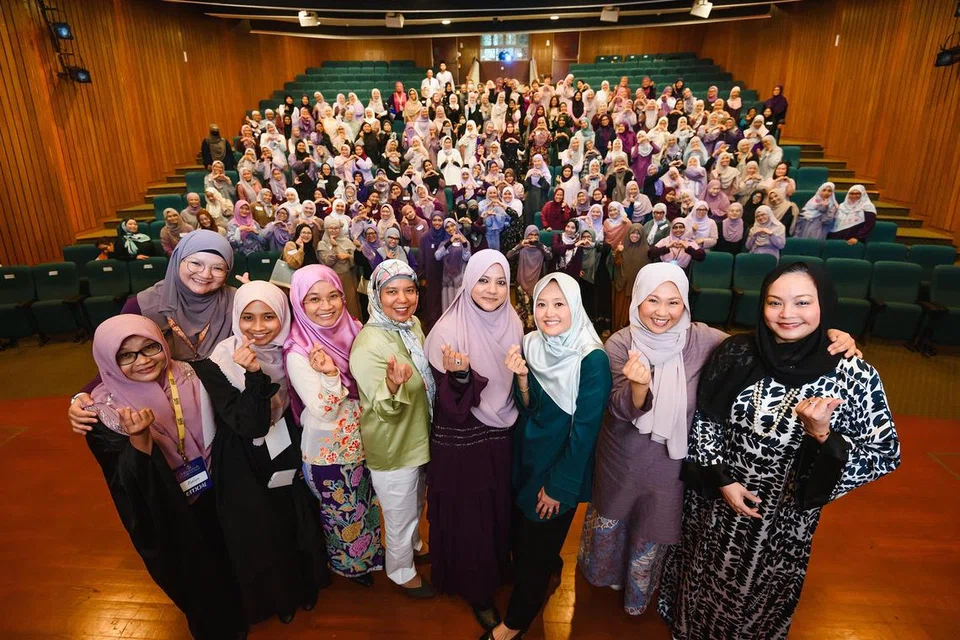 Para peserta Persidangan Muslimah 2024 bergambar beramai-ramai bersama anggota panel di sesi pertama forum, ‘Isteri yang Baik’, termasuk (dari kanan) Rilla Melati Bahari sebagai moderator; Anggota Lembaga Pengarah Masjid Al-Falah dan pengasas Whitehatters, Cik Shahrany Hassan; Setiausaha Parlimen Kanan, (Kesihatan merangkap Undang-undang), Cik Rahayu Mahzam; Ustazah Shameem Sultanah; dan Pengarah Eksekutif, Casa Raudha, Cik Zaharah Ariff serta anggota sukarelawan penganjur.