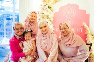 Datuk Seri Siti Nurhaliza (dua dari kanan) bersama peminatnya pada 2024. Pada acara iftar yang akan berlangsung di Hotel Furama RiverFront pada 23 Mac 2025, peminat masih berpeluang bergambar bersama penyanyi kesayangan mereka itu.