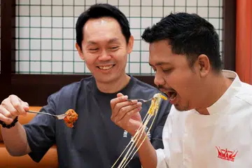 Pengarah urusan Jinjja Chicken dan Jinjja Kitchen, Encik Bernard Tay bersama pemilik generasi ketiga Rumah Makan Minang, Encik Muhamad Hazmi Mohamad Zin berganding bahu bagi melancarkan menu khas sempena Hari Kebangsaan.