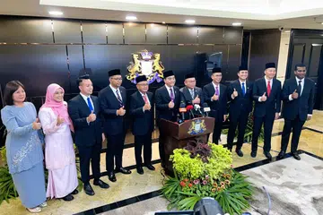 Menteri Besar Johor, Datuk Onn Hafiz Ghazi (tengah), bersama 10 Timbalan Pengerusi Jawatankuasa Kerajaan Negeri atau Timbalan Exco bagi penggal 2026-2031.