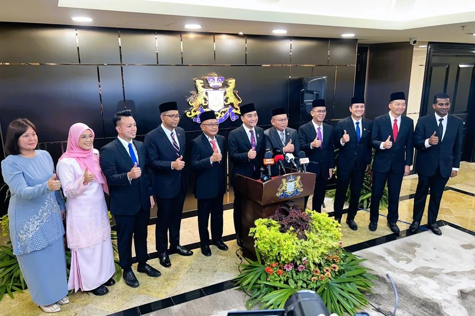 Menteri Besar Johor, Datuk Onn Hafiz Ghazi (tengah), bersama 10 Timbalan Pengerusi Jawatankuasa Kerajaan Negeri atau Timbalan Exco bagi penggal 2026-2031.