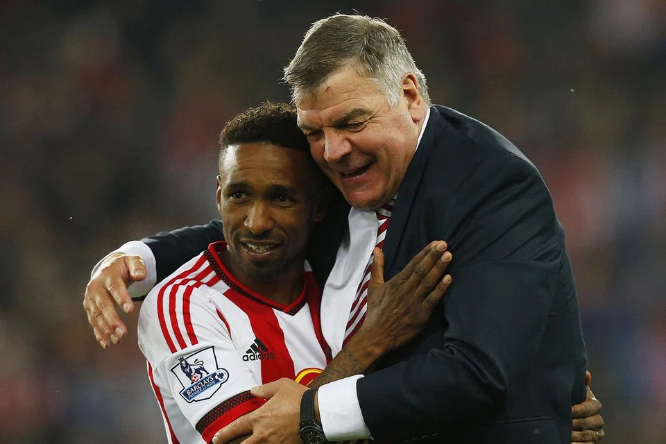 GEMBIRA: Pemain Sunderland Jermain Defoe bersama pengurus Sam Allardyce selepas perlawanan dengan Everton. - Foto REUTERS