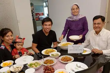 BERAYA SEPERTI ORANG MELAYU: Keluarga Encik U Myint Lwin (kanan) menyambut Hari Raya seperti orang Melayu dengan memakai pakaian tradisional Myanmar dan meminta maaf antara satu sama lain. Bersamanya ialah (dari kiri), anaknya, Cik War War Lwin Tun; cucunya, Ayra; menantu, Encik Zikri Ali; dan isteri, Cik Daw Le Le Oo. - Foto TUKIMAN WARJI