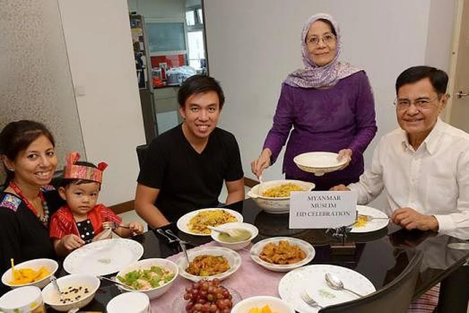 BERAYA SEPERTI ORANG MELAYU: Keluarga Encik U Myint Lwin (kanan) menyambut Hari Raya seperti orang Melayu dengan memakai pakaian tradisional Myanmar dan meminta maaf antara satu sama lain. Bersamanya ialah (dari kiri), anaknya, Cik War War Lwin Tun; cucunya, Ayra; menantu, Encik Zikri Ali; dan isteri, Cik Daw Le Le Oo. - Foto TUKIMAN WARJI